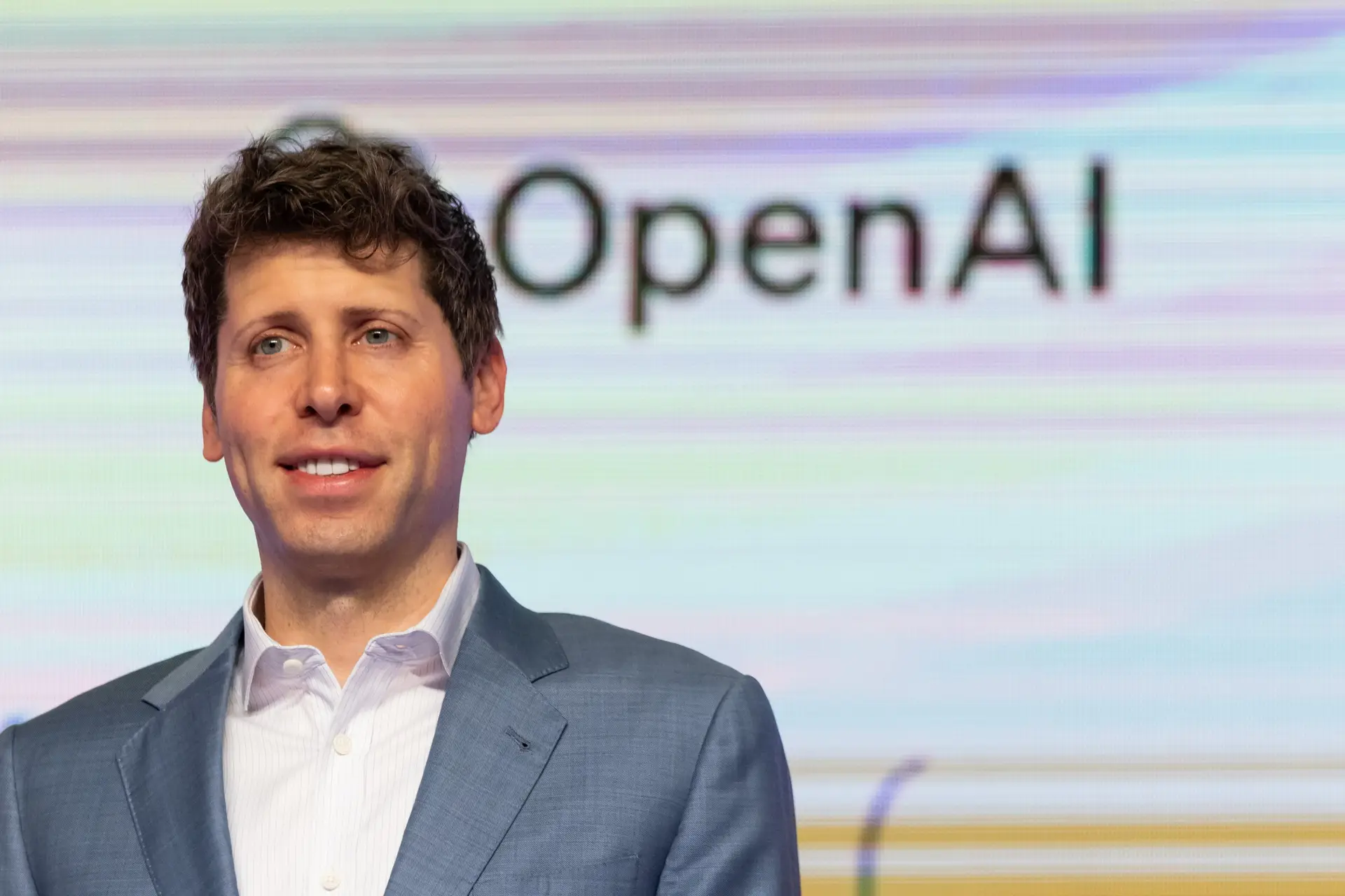 CEO da OpenAI pede desculpas por falha ao não alertar polícia antes de ataque mortal