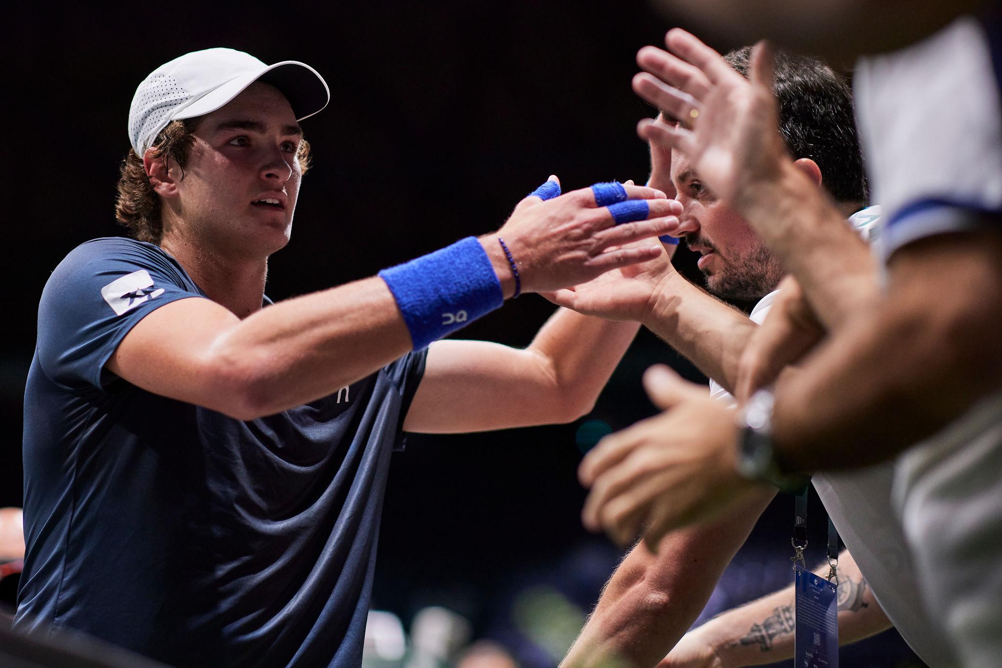 João Fonseca regressa com reviravolta, chora no Rio e dá primeiro ponto ao Brasil na Davis Cup