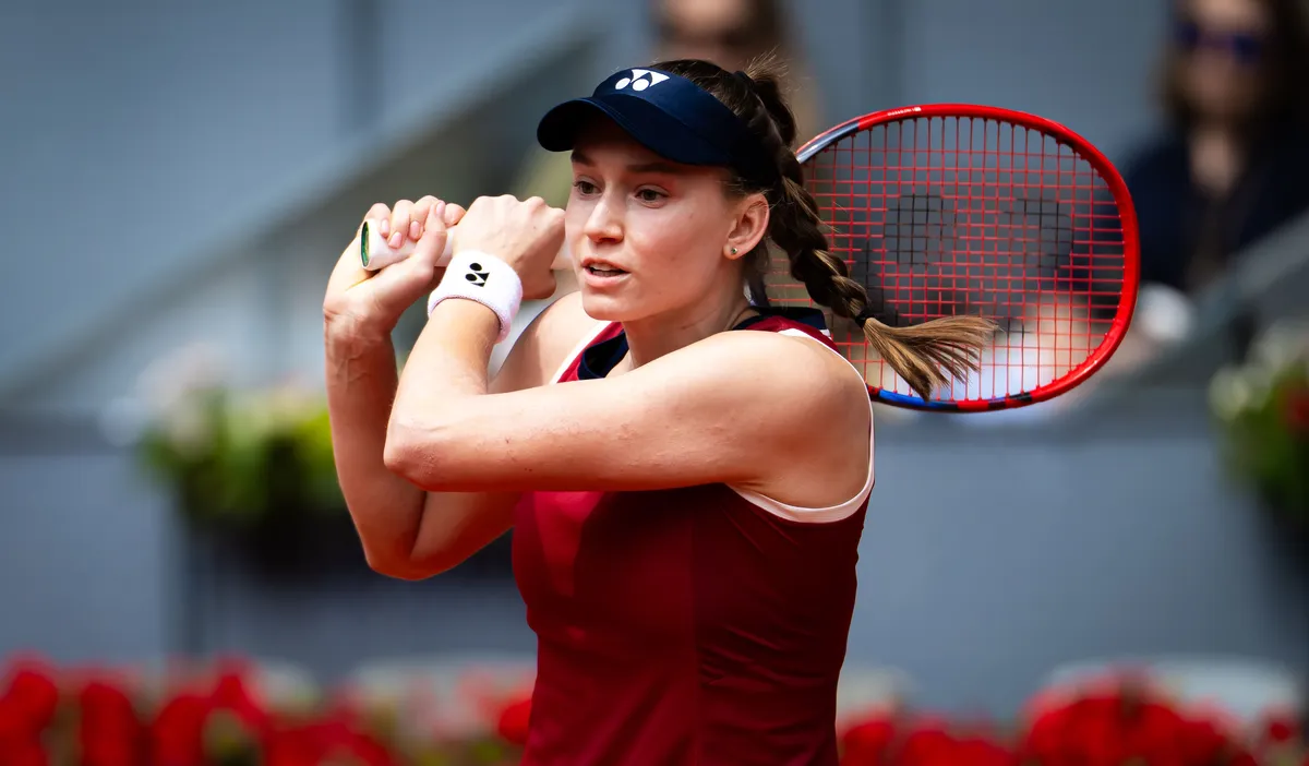 Rybakina vira duelo intenso contra Zheng em Madrid