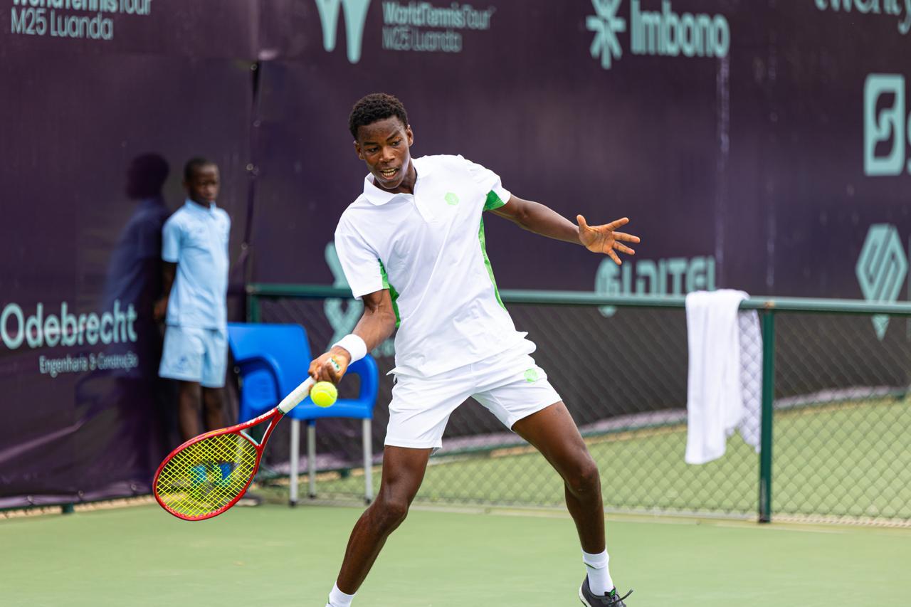 Daniel Domingos desafia a lógica dos números, salva três pontos de set e coloca Angola na final do M25 Luanda