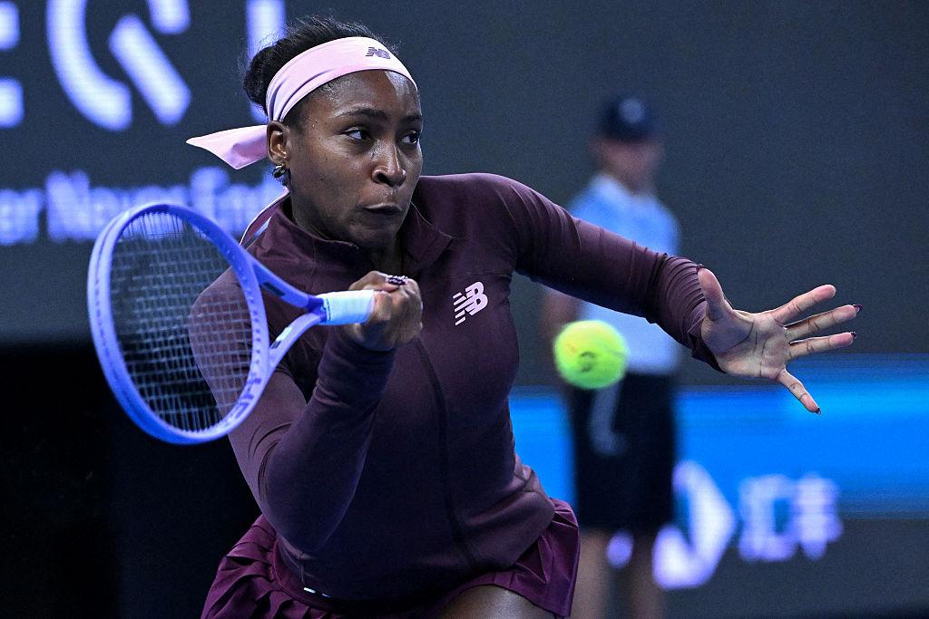 Gauff cai em Pequim após dias de ataques racistas: “Estava drenada mental e fisicamente”