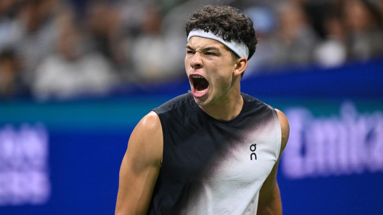 Shelton atropela Tsitsipas e marca duelo de peso com Alcaraz nos quartos do US Open