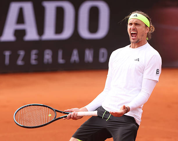 Zverev inicia defesa do título com vitória sofrida