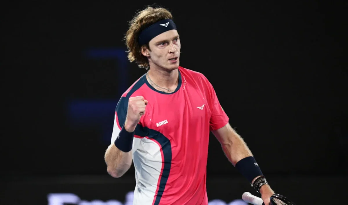 Rublev chega às 400 vitórias no circuito e garante final em Hangzhou