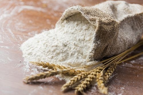Farinha de trigo sobe até 40% e padarias reduzem peso do pão