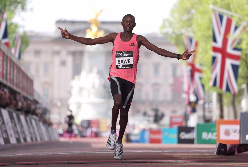Sabastian Sawe faz história com recorde mundial e quebra barreira das duas horas