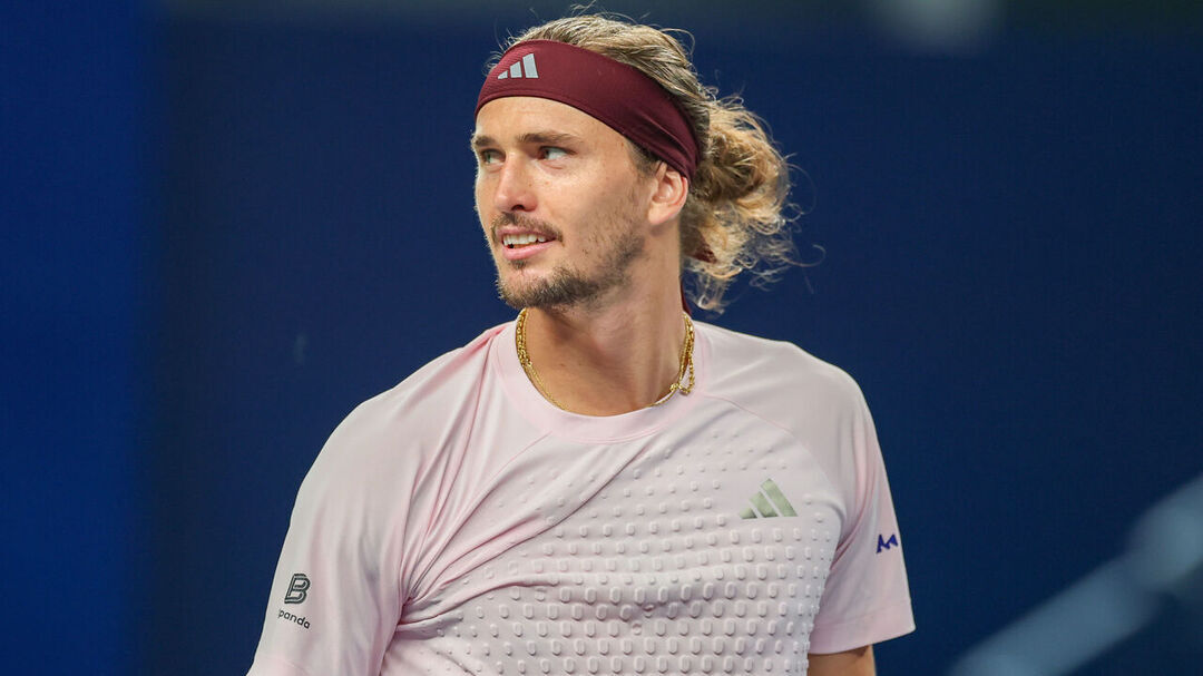 Zverev faz história ao garantir liderança mundial, mas lesão no tornozelo volta a preocupar em Xangai