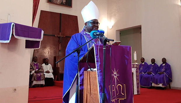 “A palavra tem um papel determinante na construção da sociedade”, defende Dom António Jaca