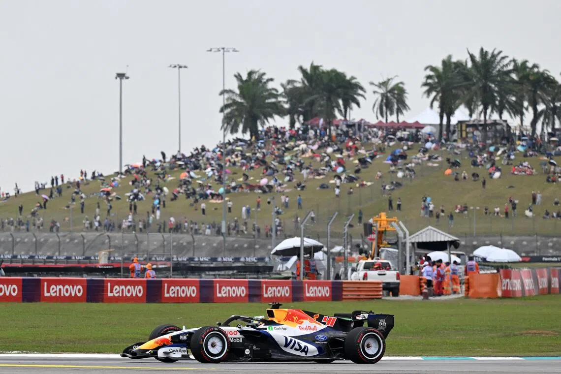 Caos nos transportes deixa adeptos da F1 horas retidos em Sepang; organização reforça operação para domingo