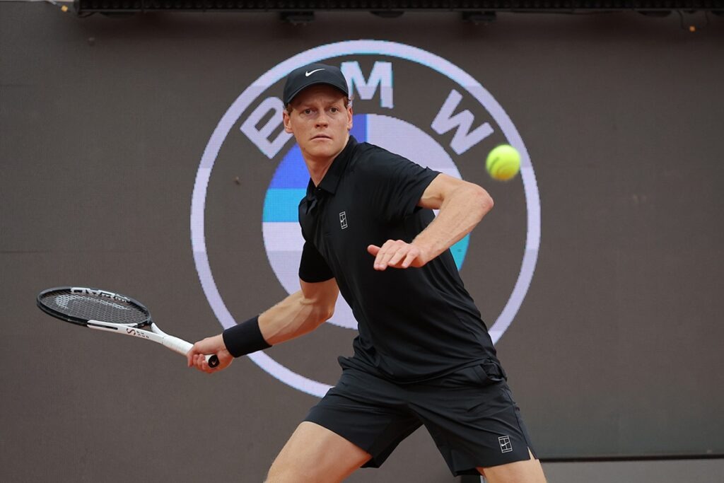 Sinner ‘atropela’ Popyrin e alcança recorde de Djokovic