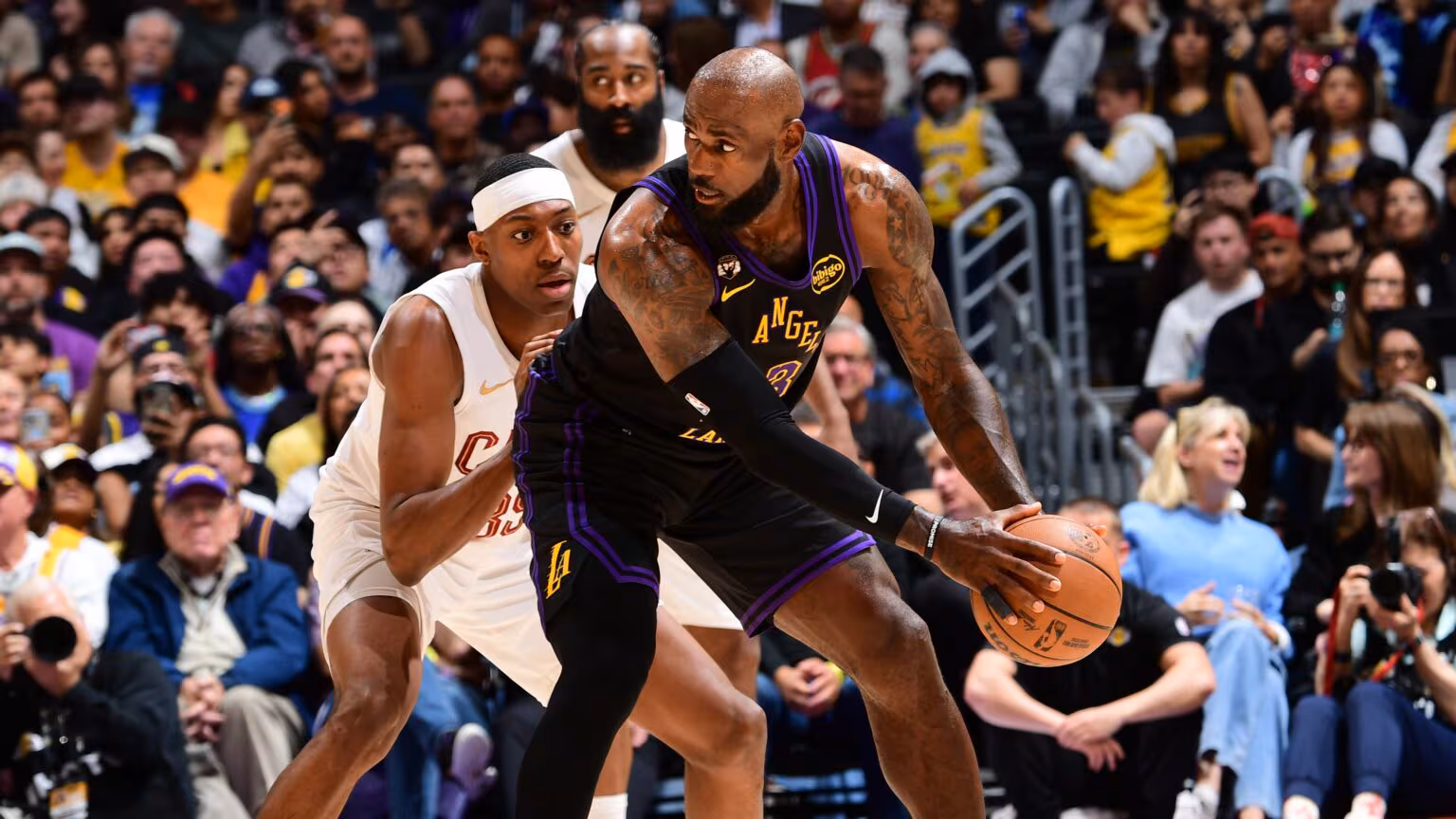 LeBron faz história e Lakers batem Cavaliers em noite ‘inesquecível’ na NBA