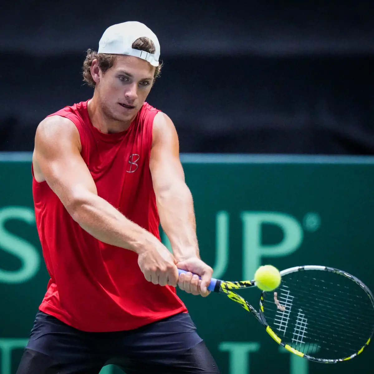 Número 205 do mundo consegue maior vitória da carreira e deixa França à beira da eliminação na Davis Cup