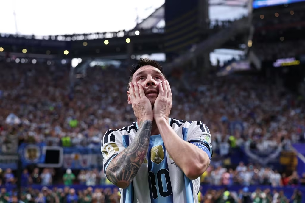 Messi vence Salah e mantém viva a ‘última dança’ da Argentina no Mundial