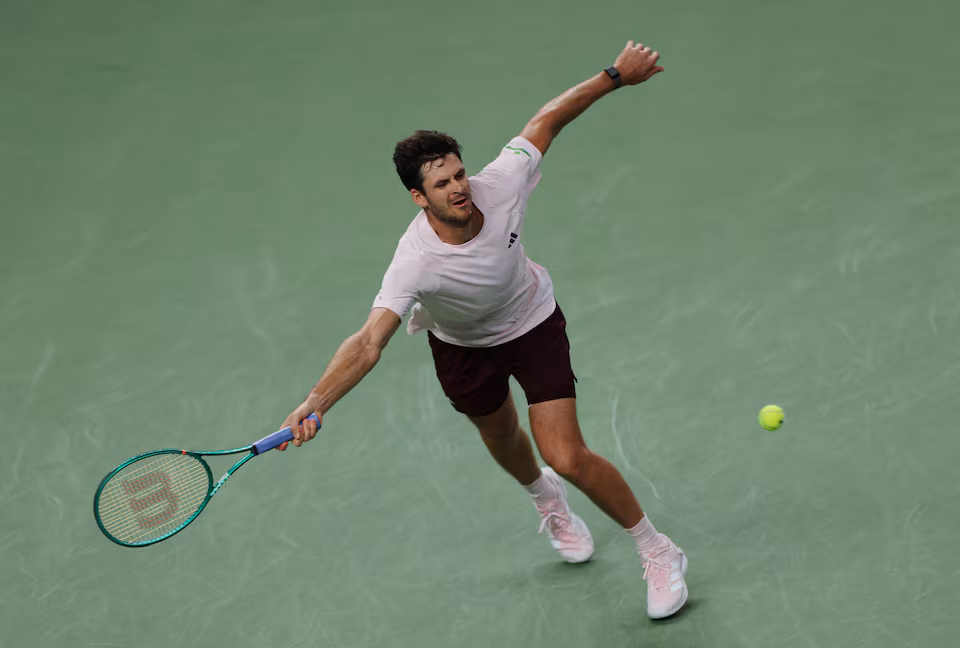 Hurkacz vence Djokovic pela primeira vez e elimina tetracampeão logo na estreia em Xangai