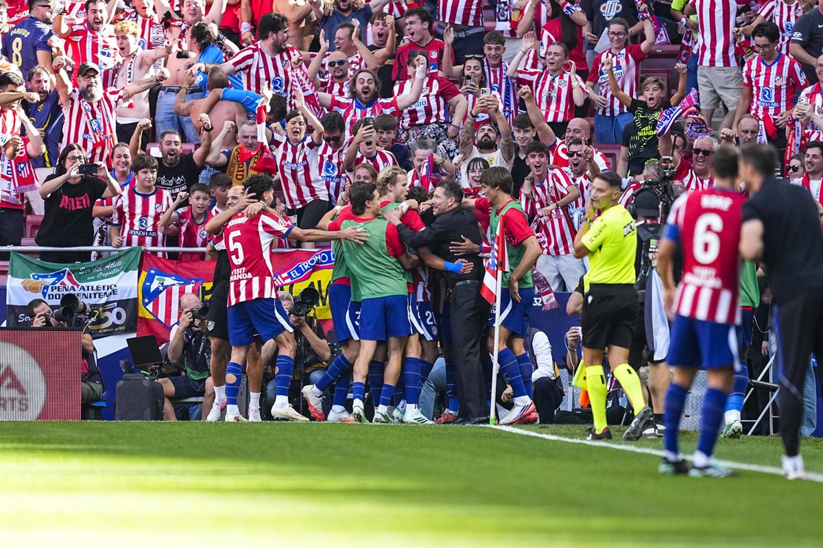 Atlético vence dérbi marcado por expulsão de Huijsen e deixa Real Madrid a seis pontos do Barcelona